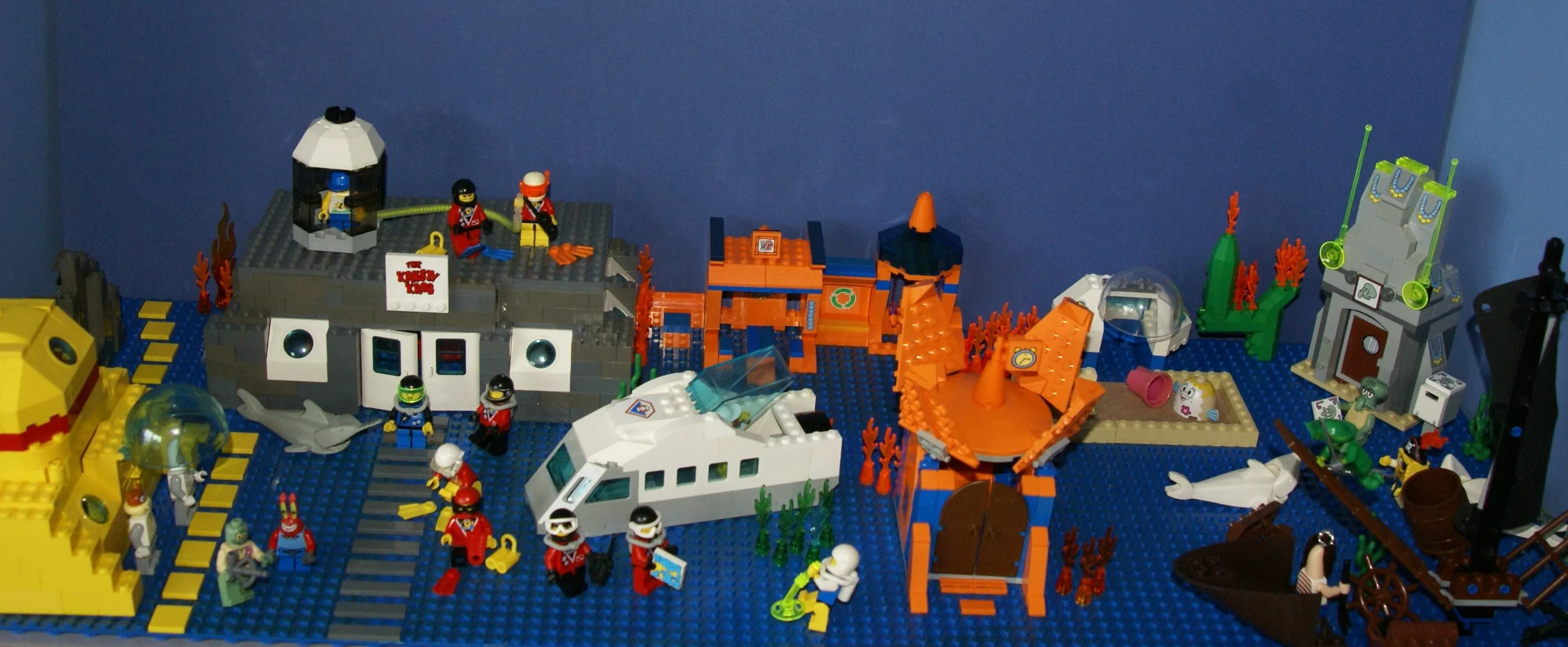 LEGO, 5 RARE RETIRED MINIFIGURES: MONSTER FIGHTERS VS BATMAN: DR RODNEY RATHBONE 9464, CRAZY SCIENTIST 9466, FRANKENSTEIN 9466, ANN LEE MOF002, GREY BATMAN WITH CAPE, WEAPONS ETC..  2 BUILDS,110 PCS MONSTER MAKING MACHINE, CAR (ITEM 57)
