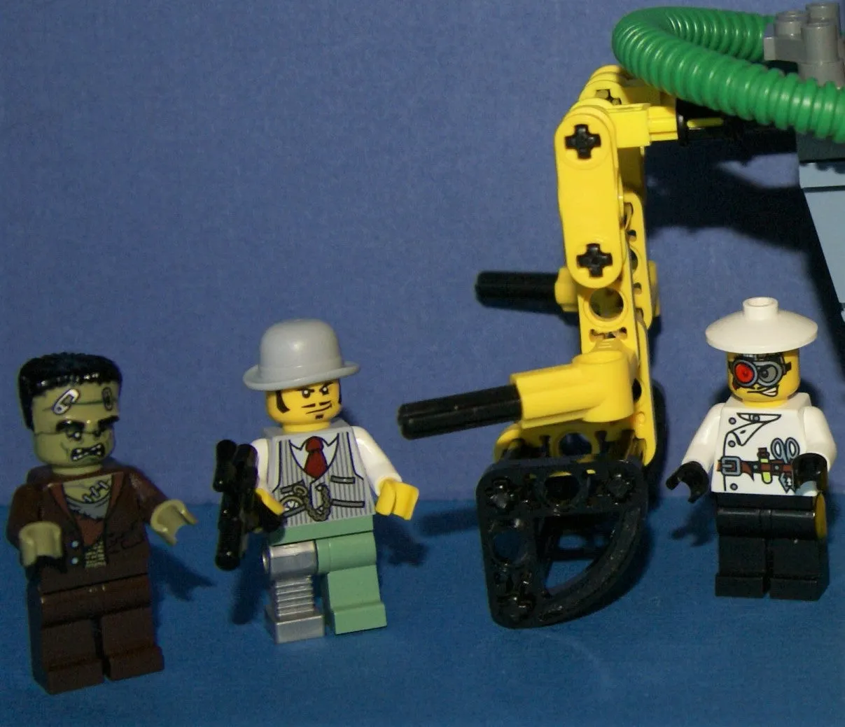 LEGO, 5 RARE RETIRED MINIFIGURES: MONSTER FIGHTERS VS BATMAN: DR RODNEY RATHBONE 9464, CRAZY SCIENTIST 9466, FRANKENSTEIN 9466, ANN LEE MOF002, GREY BATMAN WITH CAPE, WEAPONS ETC..  2 BUILDS,110 PCS MONSTER MAKING MACHINE, CAR (ITEM 57)