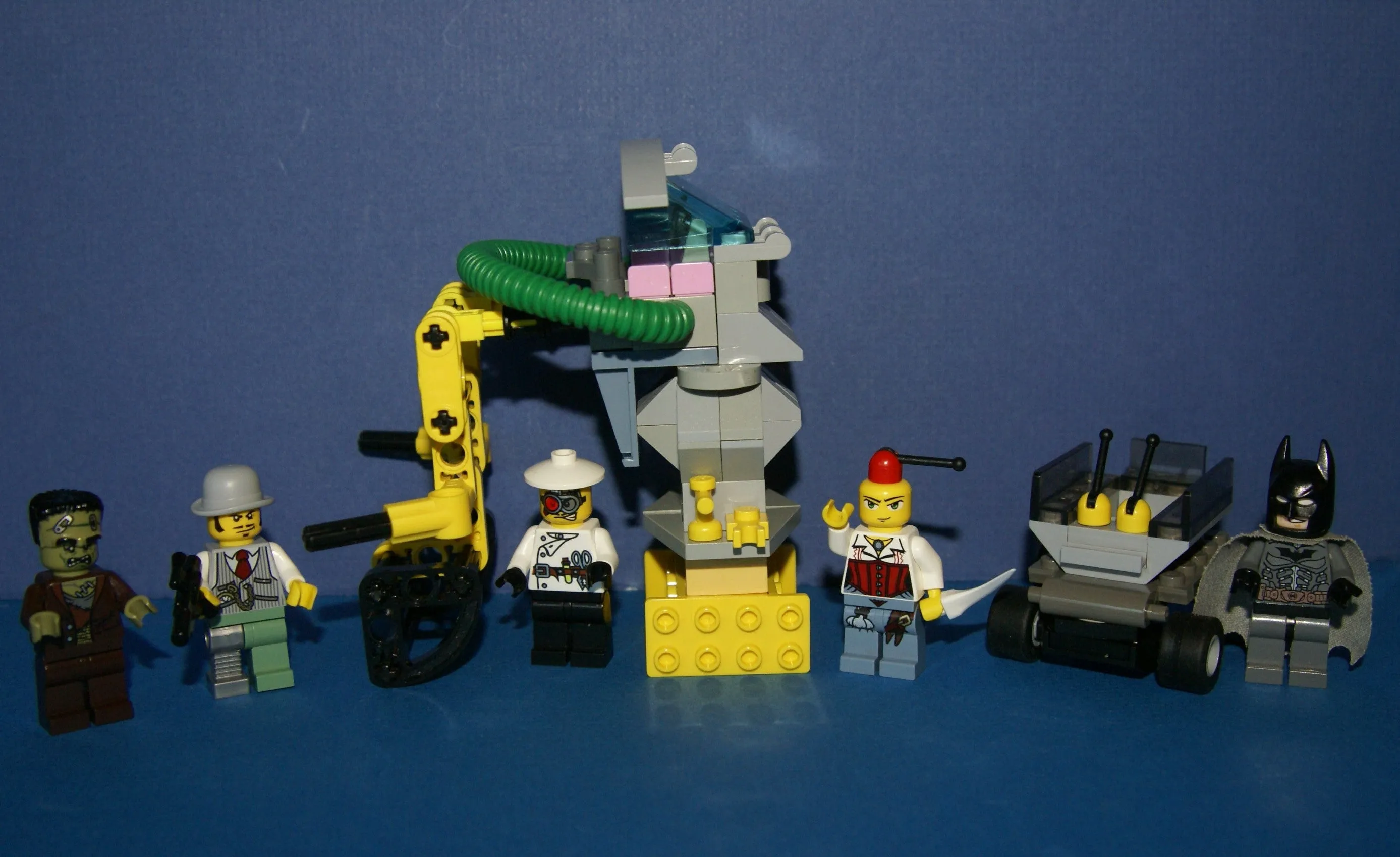 LEGO, 5 RARE RETIRED MINIFIGURES: MONSTER FIGHTERS VS BATMAN: DR RODNEY RATHBONE 9464, CRAZY SCIENTIST 9466, FRANKENSTEIN 9466, ANN LEE MOF002, GREY BATMAN WITH CAPE, WEAPONS ETC..  2 BUILDS,110 PCS MONSTER MAKING MACHINE, CAR (ITEM 57)