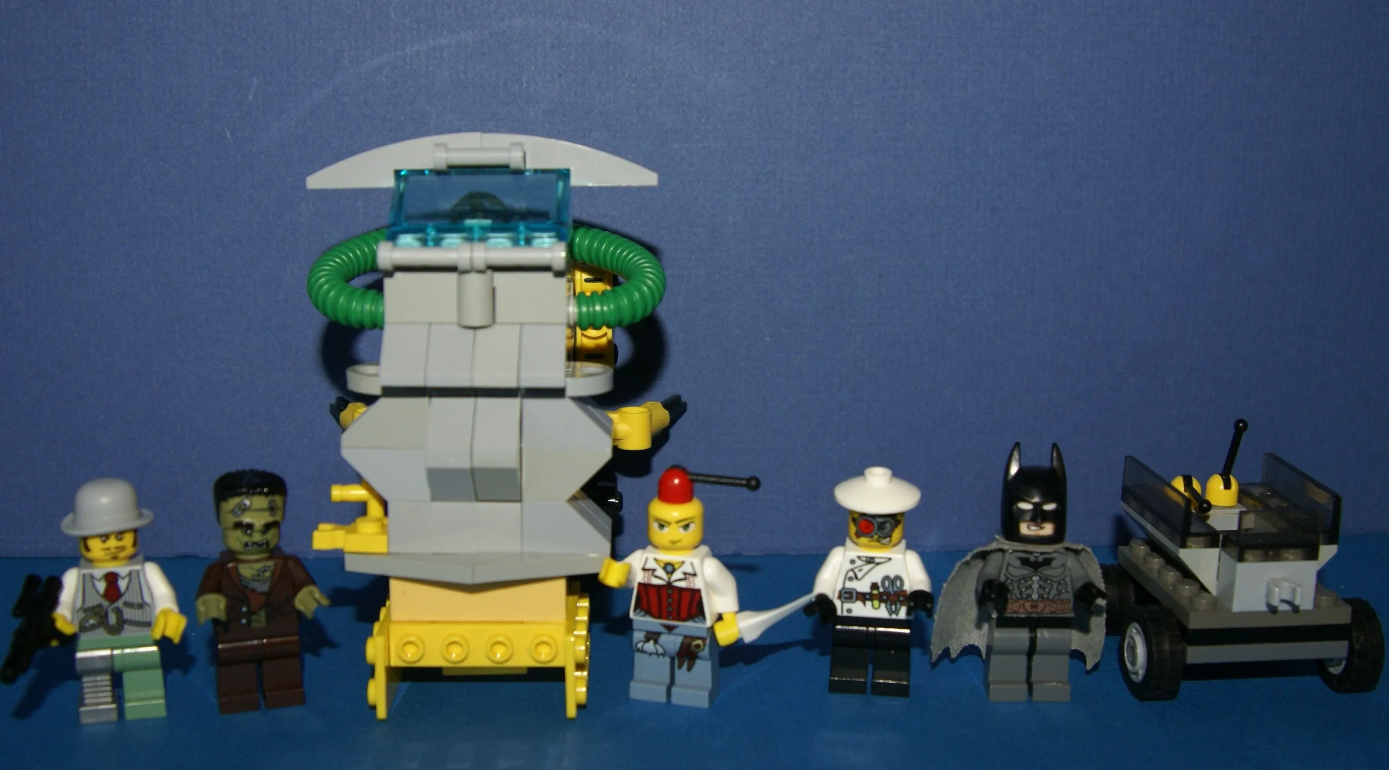 LEGO, 5 RARE RETIRED MINIFIGURES: MONSTER FIGHTERS VS BATMAN: DR RODNEY RATHBONE 9464, CRAZY SCIENTIST 9466, FRANKENSTEIN 9466, ANN LEE MOF002, GREY BATMAN WITH CAPE, WEAPONS ETC..  2 BUILDS,110 PCS MONSTER MAKING MACHINE, CAR (ITEM 57)
