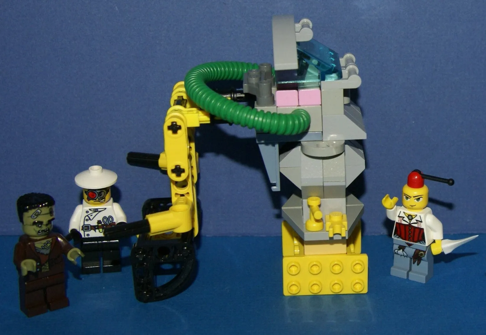 LEGO, 5 RARE RETIRED MINIFIGURES: MONSTER FIGHTERS VS BATMAN: DR RODNEY RATHBONE 9464, CRAZY SCIENTIST 9466, FRANKENSTEIN 9466, ANN LEE MOF002, GREY BATMAN WITH CAPE, WEAPONS ETC..  2 BUILDS,110 PCS MONSTER MAKING MACHINE, CAR (ITEM 57)