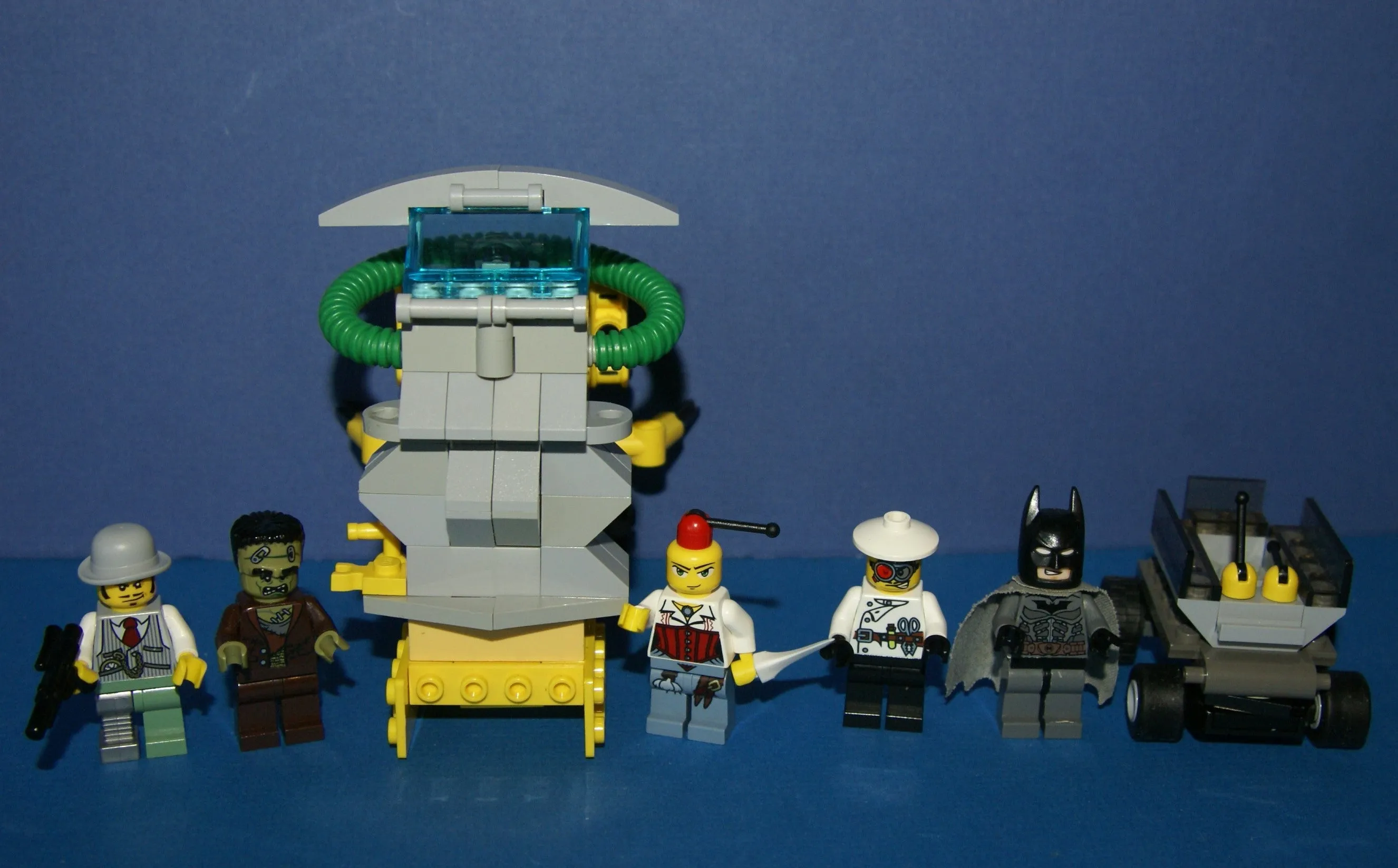 LEGO, 5 RARE RETIRED MINIFIGURES: MONSTER FIGHTERS VS BATMAN: DR RODNEY RATHBONE 9464, CRAZY SCIENTIST 9466, FRANKENSTEIN 9466, ANN LEE MOF002, GREY BATMAN WITH CAPE, WEAPONS ETC..  2 BUILDS,110 PCS MONSTER MAKING MACHINE, CAR (ITEM 57)