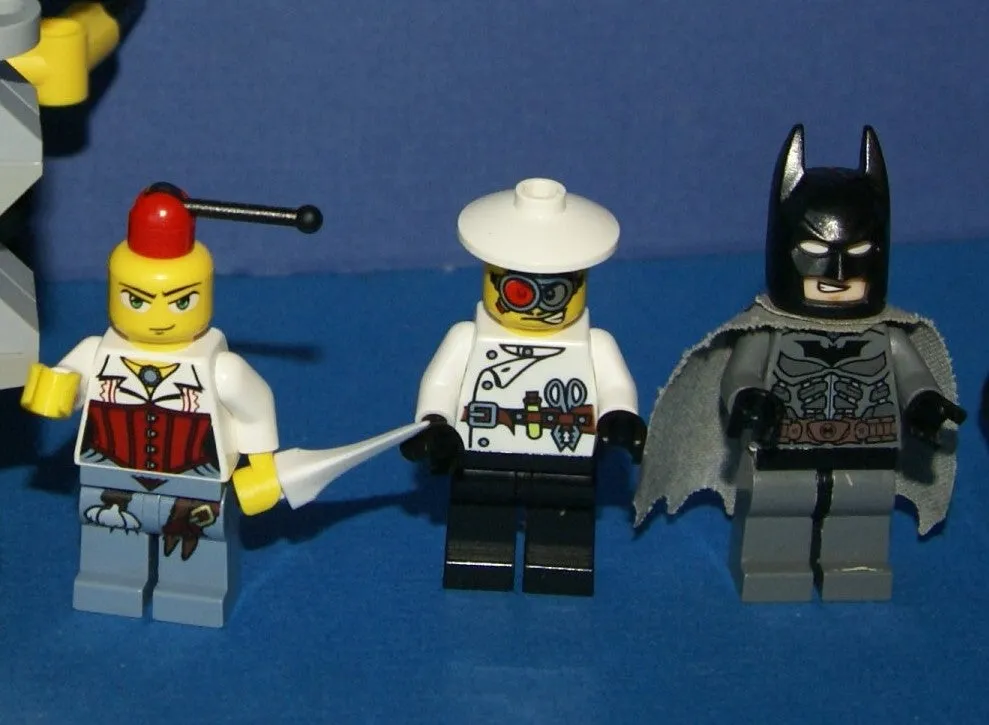 LEGO, 5 RARE RETIRED MINIFIGURES: MONSTER FIGHTERS VS BATMAN: DR RODNEY RATHBONE 9464, CRAZY SCIENTIST 9466, FRANKENSTEIN 9466, ANN LEE MOF002, GREY BATMAN WITH CAPE, WEAPONS ETC..  2 BUILDS,110 PCS MONSTER MAKING MACHINE, CAR (ITEM 57)