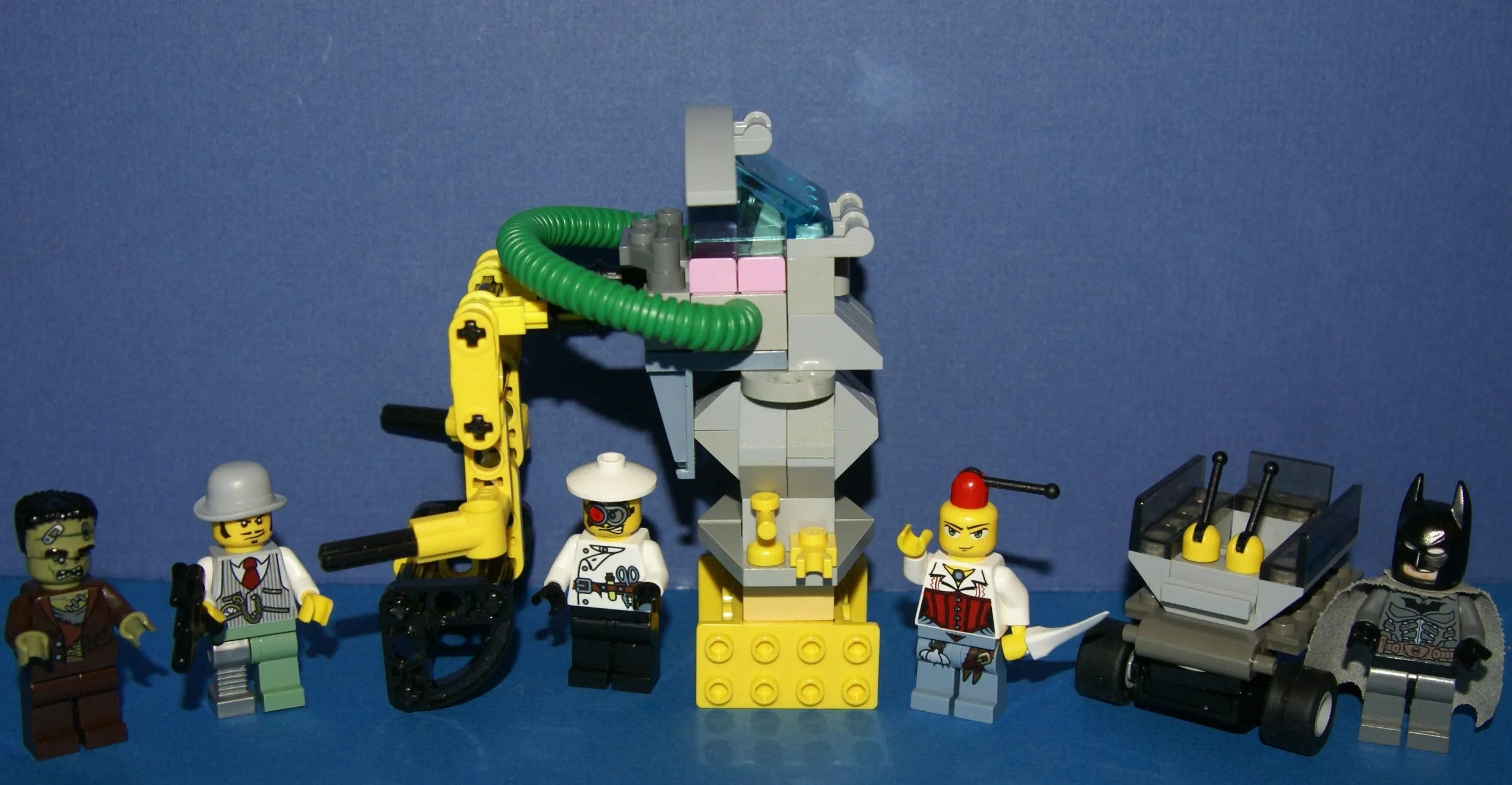 LEGO, 5 RARE RETIRED MINIFIGURES: MONSTER FIGHTERS VS BATMAN: DR RODNEY RATHBONE 9464, CRAZY SCIENTIST 9466, FRANKENSTEIN 9466, ANN LEE MOF002, GREY BATMAN WITH CAPE, WEAPONS ETC..  2 BUILDS,110 PCS MONSTER MAKING MACHINE, CAR (ITEM 57)