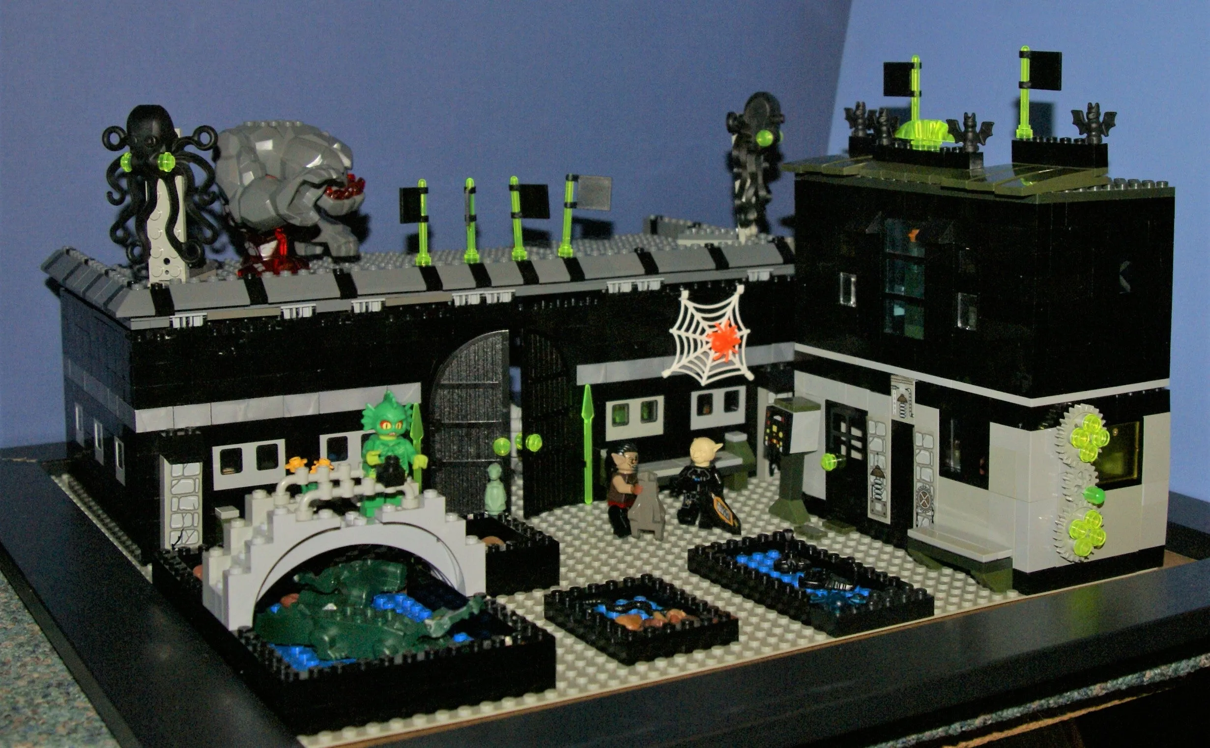 LEGO, 5 RARE RETIRED MINIFIGURES: MONSTER FIGHTERS VS BATMAN: DR RODNEY RATHBONE 9464, CRAZY SCIENTIST 9466, FRANKENSTEIN 9466, ANN LEE MOF002, GREY BATMAN WITH CAPE, WEAPONS ETC..  2 BUILDS,110 PCS MONSTER MAKING MACHINE, CAR (ITEM 57)