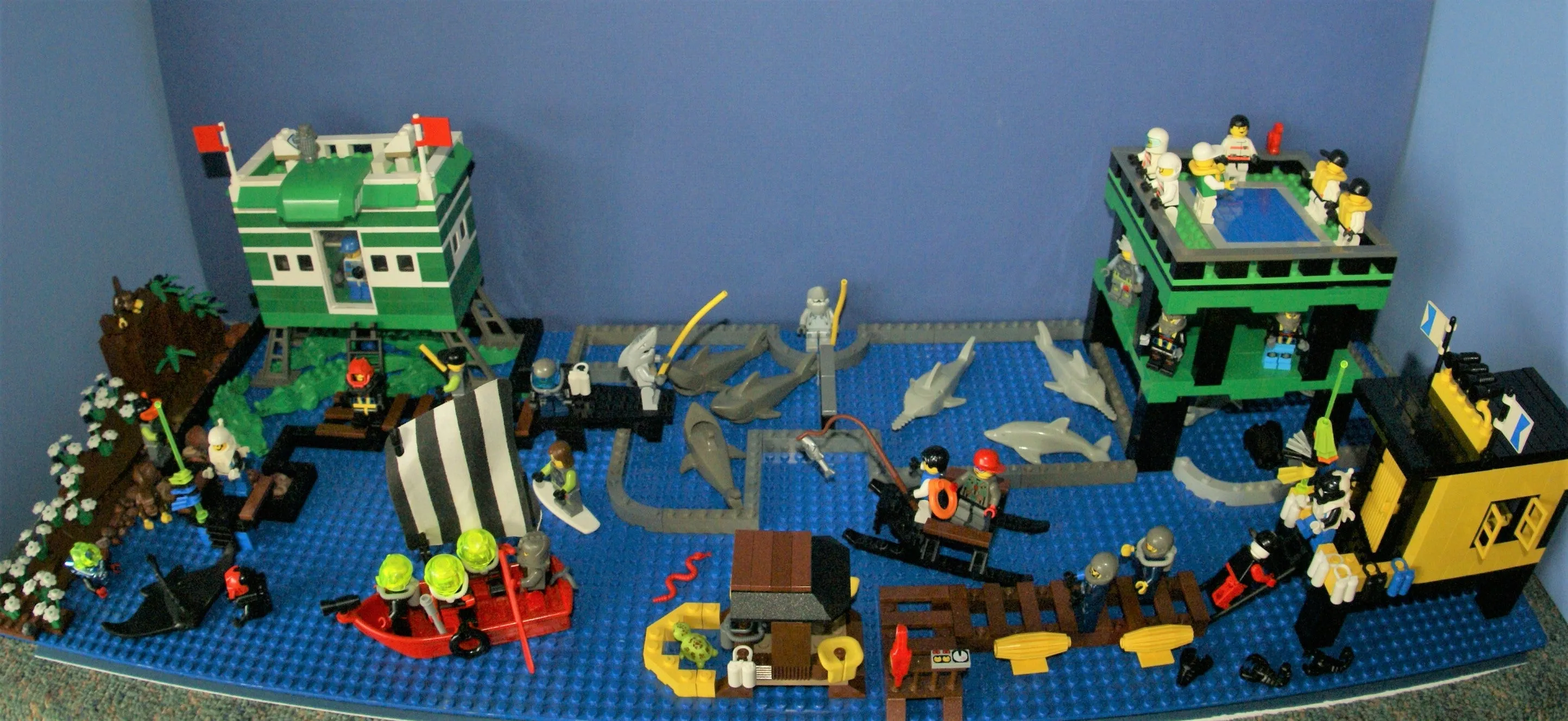 LEGO, 5 RARE RETIRED MINIFIGURES: MONSTER FIGHTERS VS BATMAN: DR RODNEY RATHBONE 9464, CRAZY SCIENTIST 9466, FRANKENSTEIN 9466, ANN LEE MOF002, GREY BATMAN WITH CAPE, WEAPONS ETC..  2 BUILDS,110 PCS MONSTER MAKING MACHINE, CAR (ITEM 57)