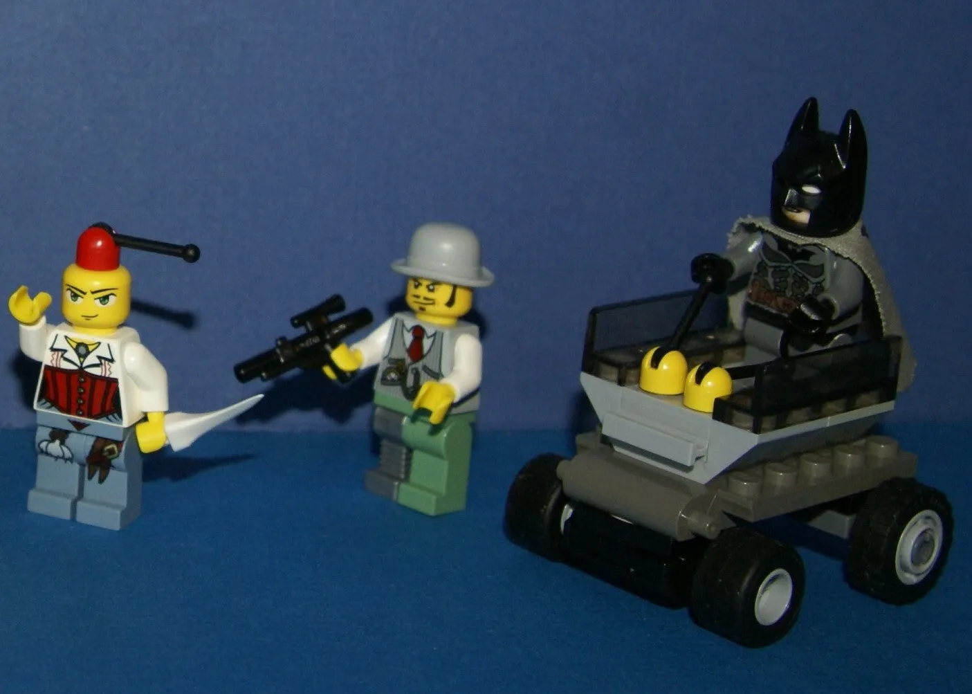 LEGO, 5 RARE RETIRED MINIFIGURES: MONSTER FIGHTERS VS BATMAN: DR RODNEY RATHBONE 9464, CRAZY SCIENTIST 9466, FRANKENSTEIN 9466, ANN LEE MOF002, GREY BATMAN WITH CAPE, WEAPONS ETC..  2 BUILDS,110 PCS MONSTER MAKING MACHINE, CAR (ITEM 57)