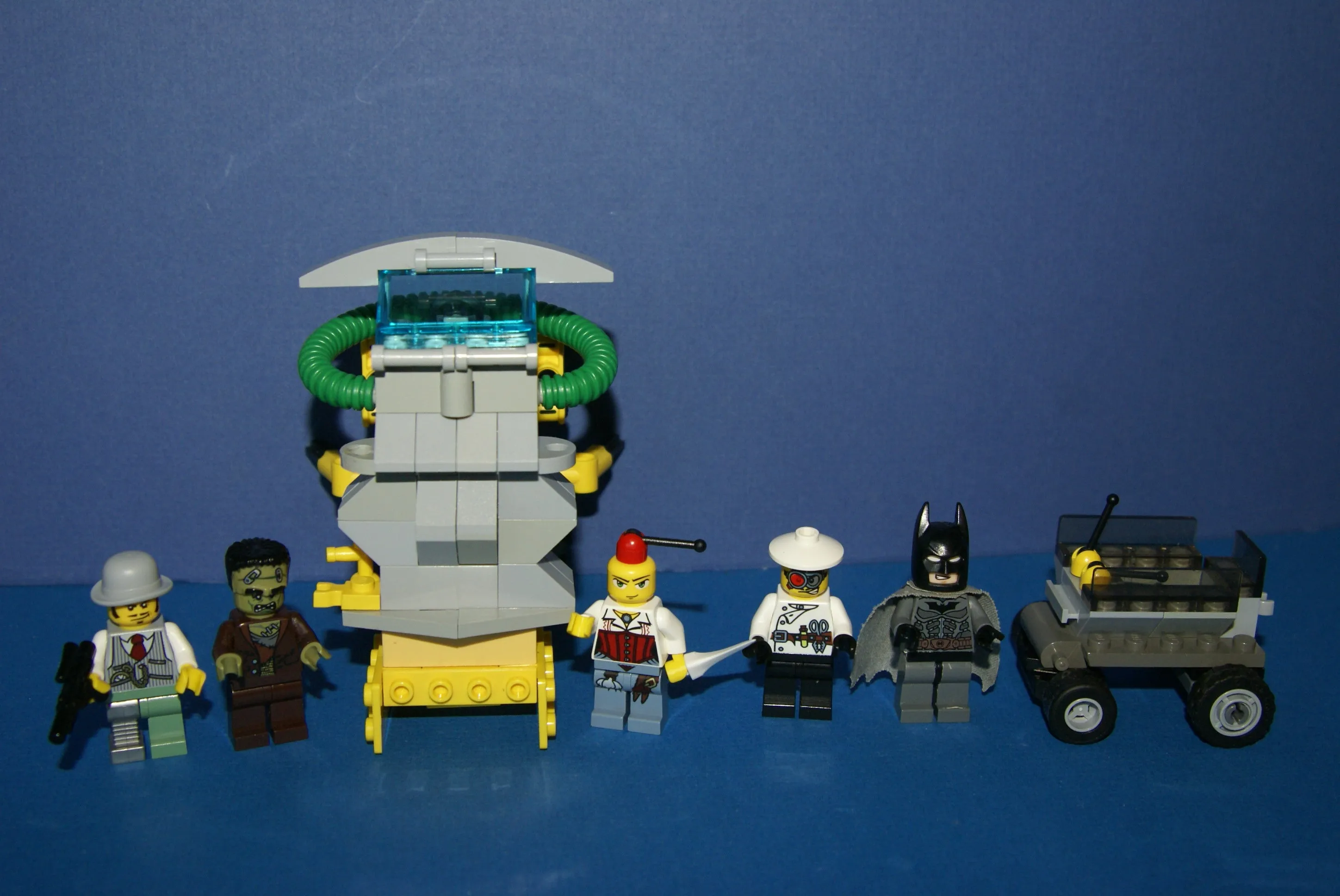 LEGO, 5 RARE RETIRED MINIFIGURES: MONSTER FIGHTERS VS BATMAN: DR RODNEY RATHBONE 9464, CRAZY SCIENTIST 9466, FRANKENSTEIN 9466, ANN LEE MOF002, GREY BATMAN WITH CAPE, WEAPONS ETC..  2 BUILDS,110 PCS MONSTER MAKING MACHINE, CAR (ITEM 57)