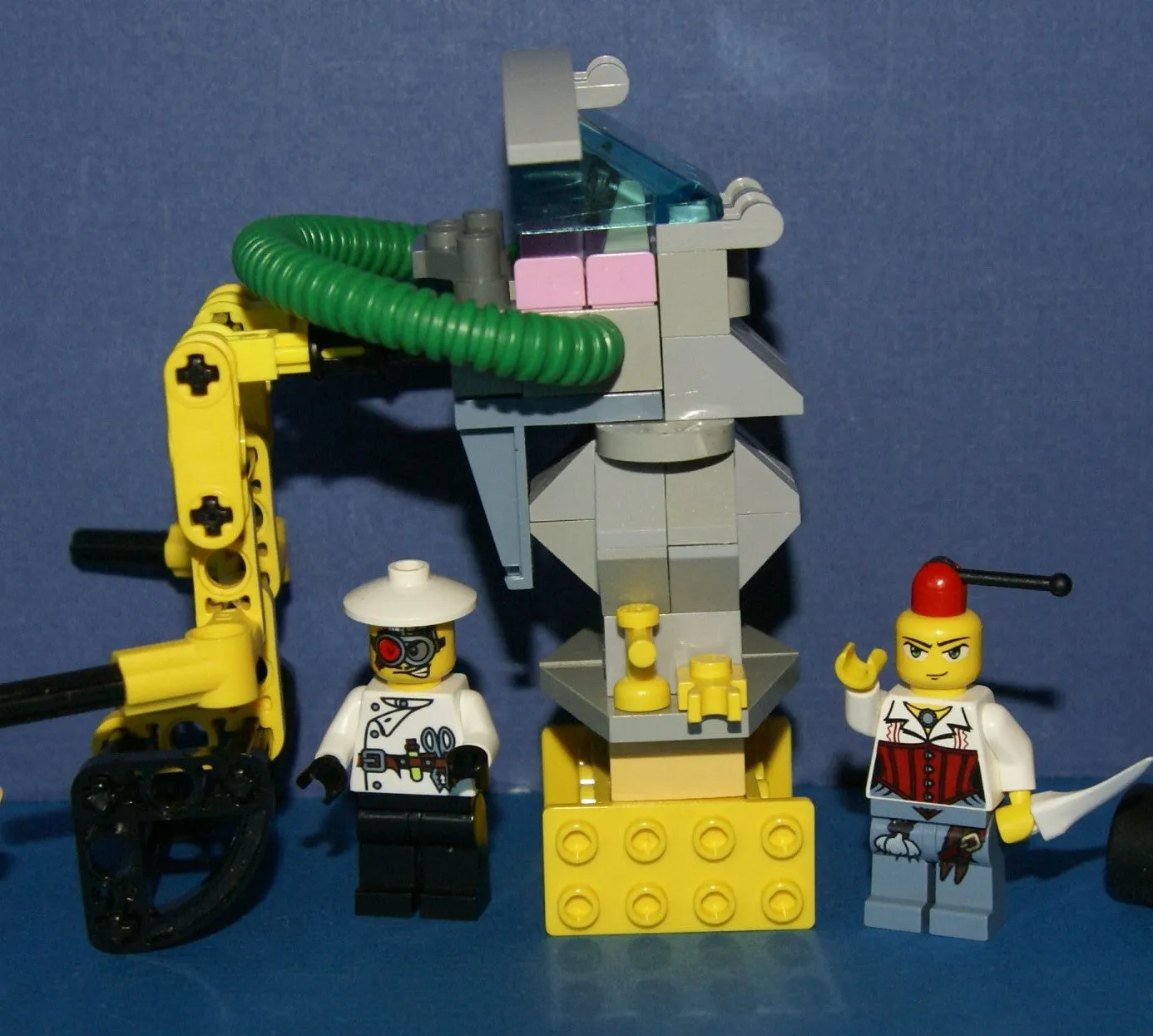 LEGO, 5 RARE RETIRED MINIFIGURES: MONSTER FIGHTERS VS BATMAN: DR RODNEY RATHBONE 9464, CRAZY SCIENTIST 9466, FRANKENSTEIN 9466, ANN LEE MOF002, GREY BATMAN WITH CAPE, WEAPONS ETC..  2 BUILDS,110 PCS MONSTER MAKING MACHINE, CAR (ITEM 57)