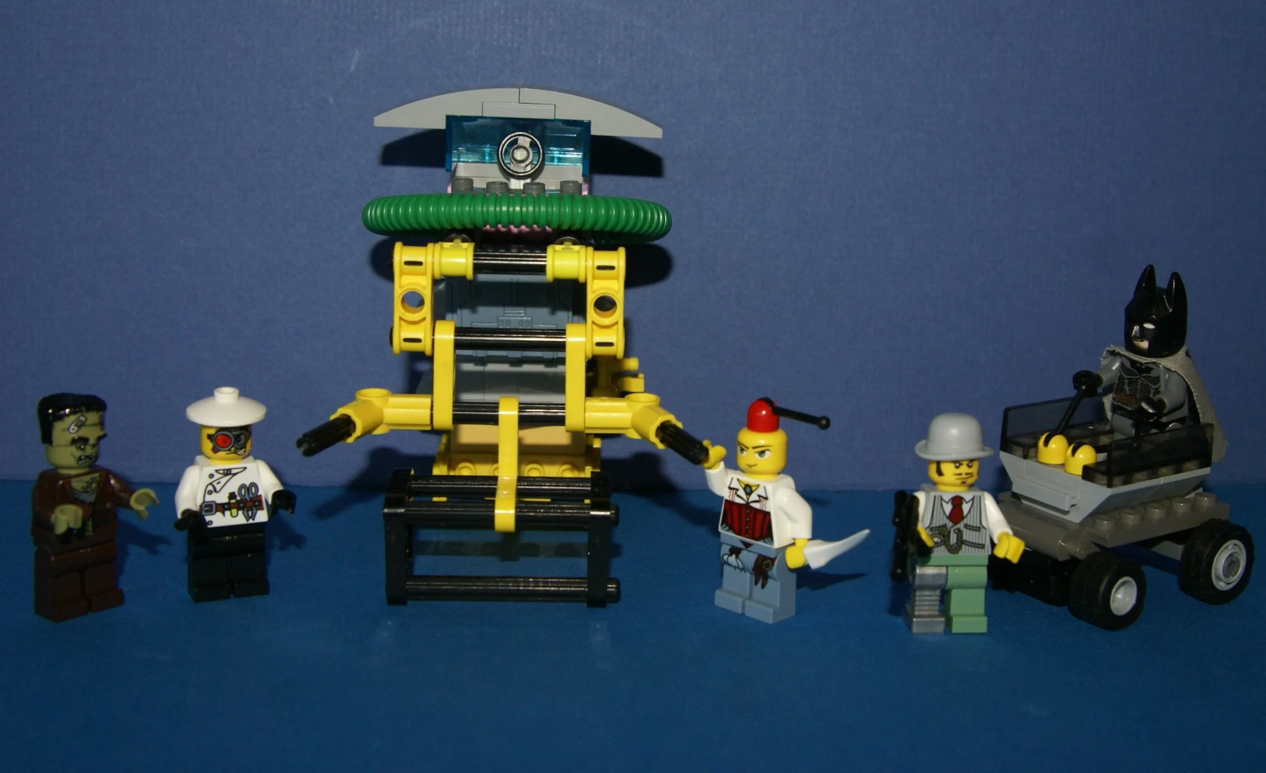 LEGO, 5 RARE RETIRED MINIFIGURES: MONSTER FIGHTERS VS BATMAN: DR RODNEY RATHBONE 9464, CRAZY SCIENTIST 9466, FRANKENSTEIN 9466, ANN LEE MOF002, GREY BATMAN WITH CAPE, WEAPONS ETC..  2 BUILDS,110 PCS MONSTER MAKING MACHINE, CAR (ITEM 57)