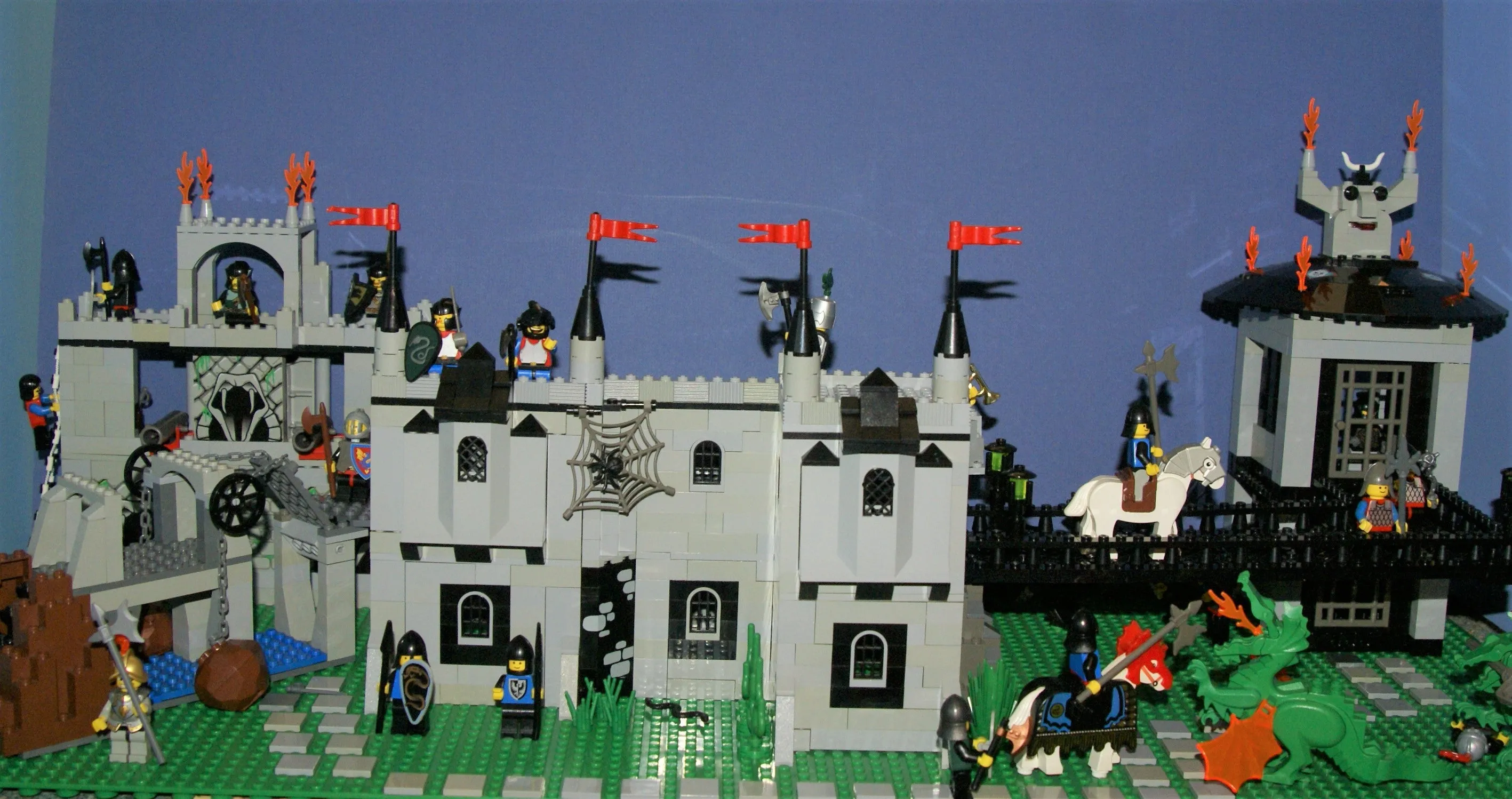 LEGO, 5 RARE RETIRED MINIFIGURES: MONSTER FIGHTERS VS BATMAN: DR RODNEY RATHBONE 9464, CRAZY SCIENTIST 9466, FRANKENSTEIN 9466, ANN LEE MOF002, GREY BATMAN WITH CAPE, WEAPONS ETC..  2 BUILDS,110 PCS MONSTER MAKING MACHINE, CAR (ITEM 57)