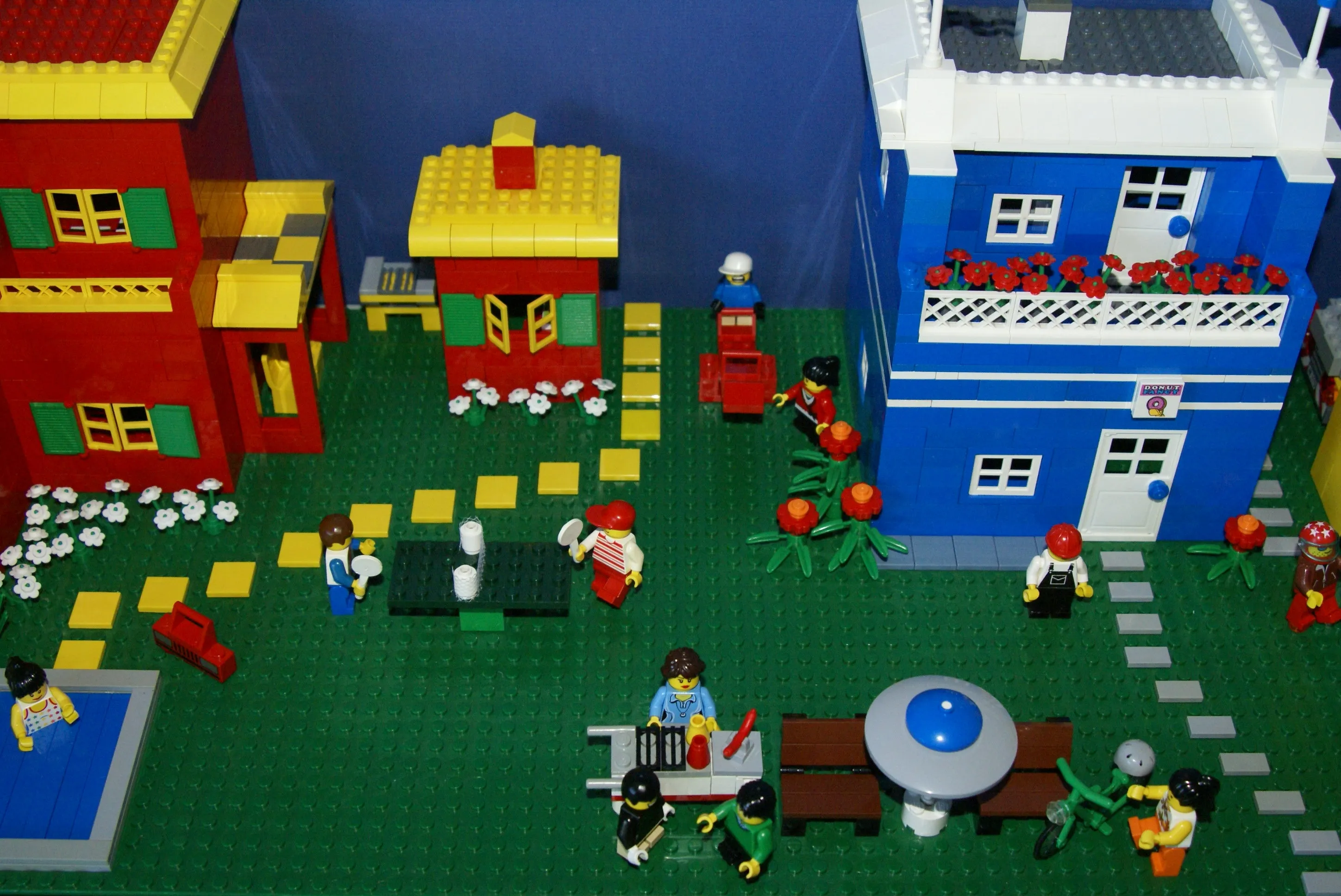 LEGO, 5 RARE RETIRED MINIFIGURES: MONSTER FIGHTERS VS BATMAN: DR RODNEY RATHBONE 9464, CRAZY SCIENTIST 9466, FRANKENSTEIN 9466, ANN LEE MOF002, GREY BATMAN WITH CAPE, WEAPONS ETC..  2 BUILDS,110 PCS MONSTER MAKING MACHINE, CAR (ITEM 57)