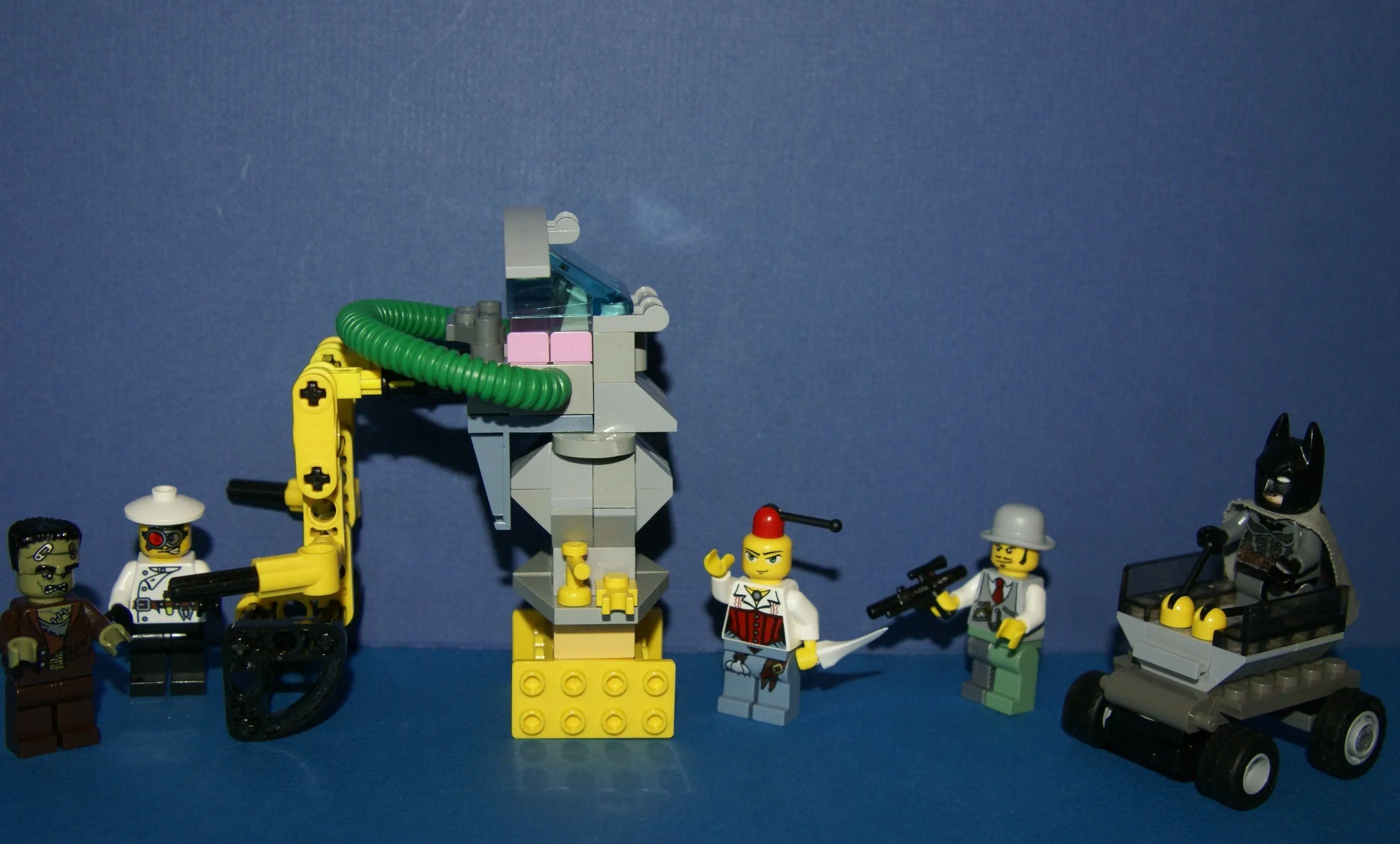 LEGO, 5 RARE RETIRED MINIFIGURES: MONSTER FIGHTERS VS BATMAN: DR RODNEY RATHBONE 9464, CRAZY SCIENTIST 9466, FRANKENSTEIN 9466, ANN LEE MOF002, GREY BATMAN WITH CAPE, WEAPONS ETC..  2 BUILDS,110 PCS MONSTER MAKING MACHINE, CAR (ITEM 57)