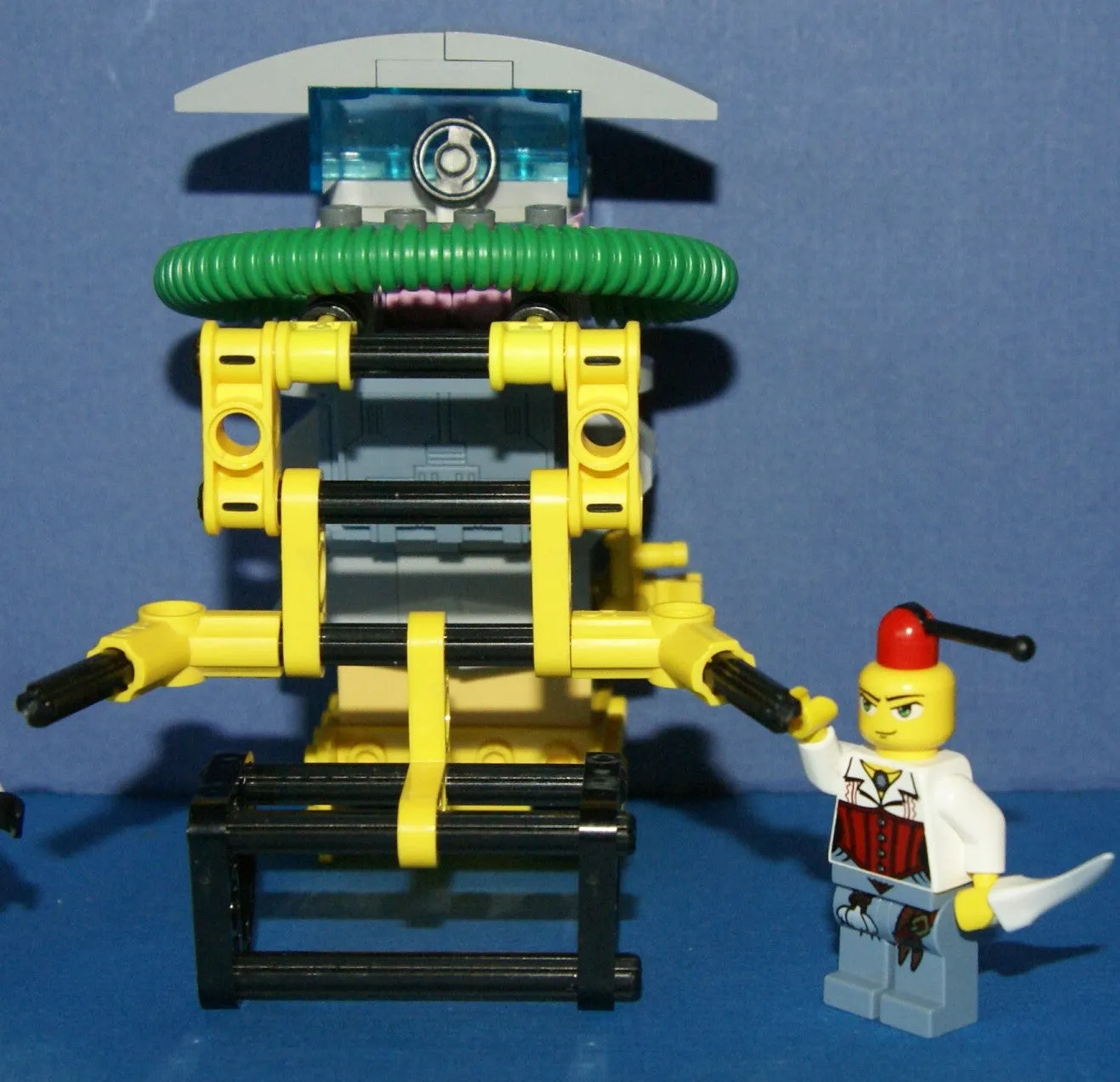 LEGO, 5 RARE RETIRED MINIFIGURES: MONSTER FIGHTERS VS BATMAN: DR RODNEY RATHBONE 9464, CRAZY SCIENTIST 9466, FRANKENSTEIN 9466, ANN LEE MOF002, GREY BATMAN WITH CAPE, WEAPONS ETC..  2 BUILDS,110 PCS MONSTER MAKING MACHINE, CAR (ITEM 57)