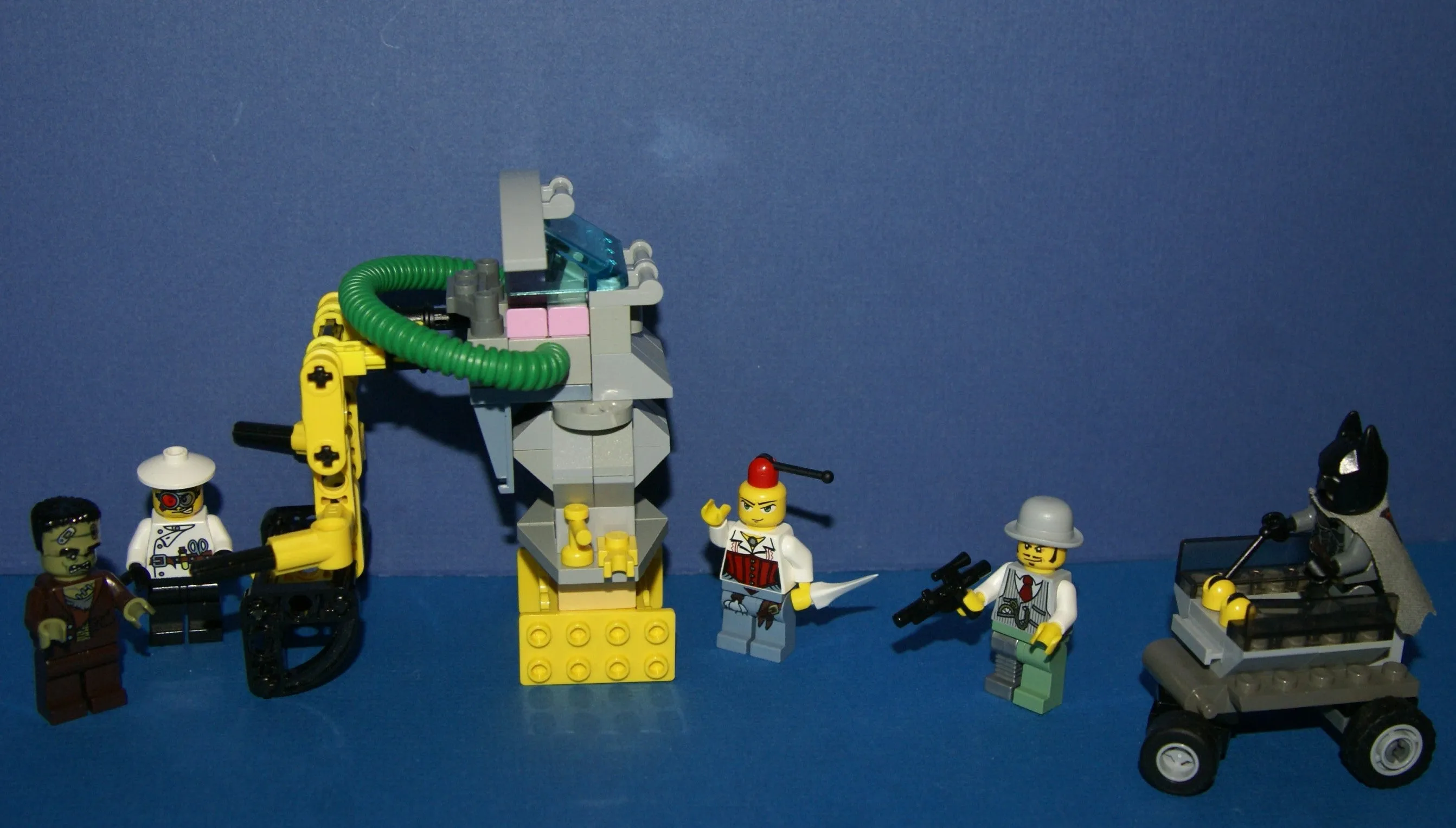 LEGO, 5 RARE RETIRED MINIFIGURES: MONSTER FIGHTERS VS BATMAN: DR RODNEY RATHBONE 9464, CRAZY SCIENTIST 9466, FRANKENSTEIN 9466, ANN LEE MOF002, GREY BATMAN WITH CAPE, WEAPONS ETC..  2 BUILDS,110 PCS MONSTER MAKING MACHINE, CAR (ITEM 57)