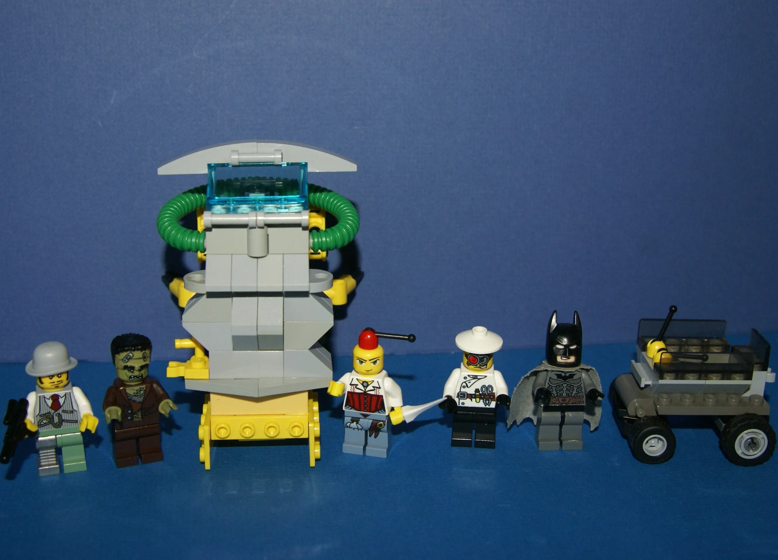 LEGO, 5 RARE RETIRED MINIFIGURES: MONSTER FIGHTERS VS BATMAN: DR RODNEY RATHBONE 9464, CRAZY SCIENTIST 9466, FRANKENSTEIN 9466, ANN LEE MOF002, GREY BATMAN WITH CAPE, WEAPONS ETC..  2 BUILDS,110 PCS MONSTER MAKING MACHINE, CAR (ITEM 57)