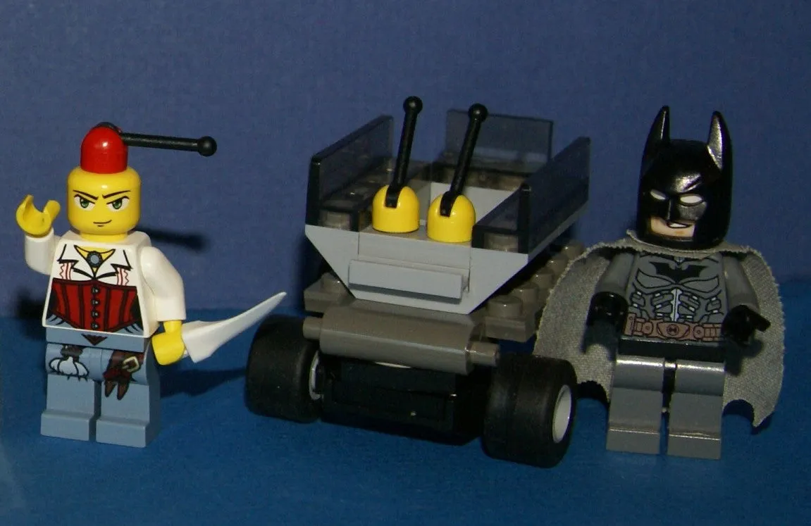 LEGO, 5 RARE RETIRED MINIFIGURES: MONSTER FIGHTERS VS BATMAN: DR RODNEY RATHBONE 9464, CRAZY SCIENTIST 9466, FRANKENSTEIN 9466, ANN LEE MOF002, GREY BATMAN WITH CAPE, WEAPONS ETC..  2 BUILDS,110 PCS MONSTER MAKING MACHINE, CAR (ITEM 57)