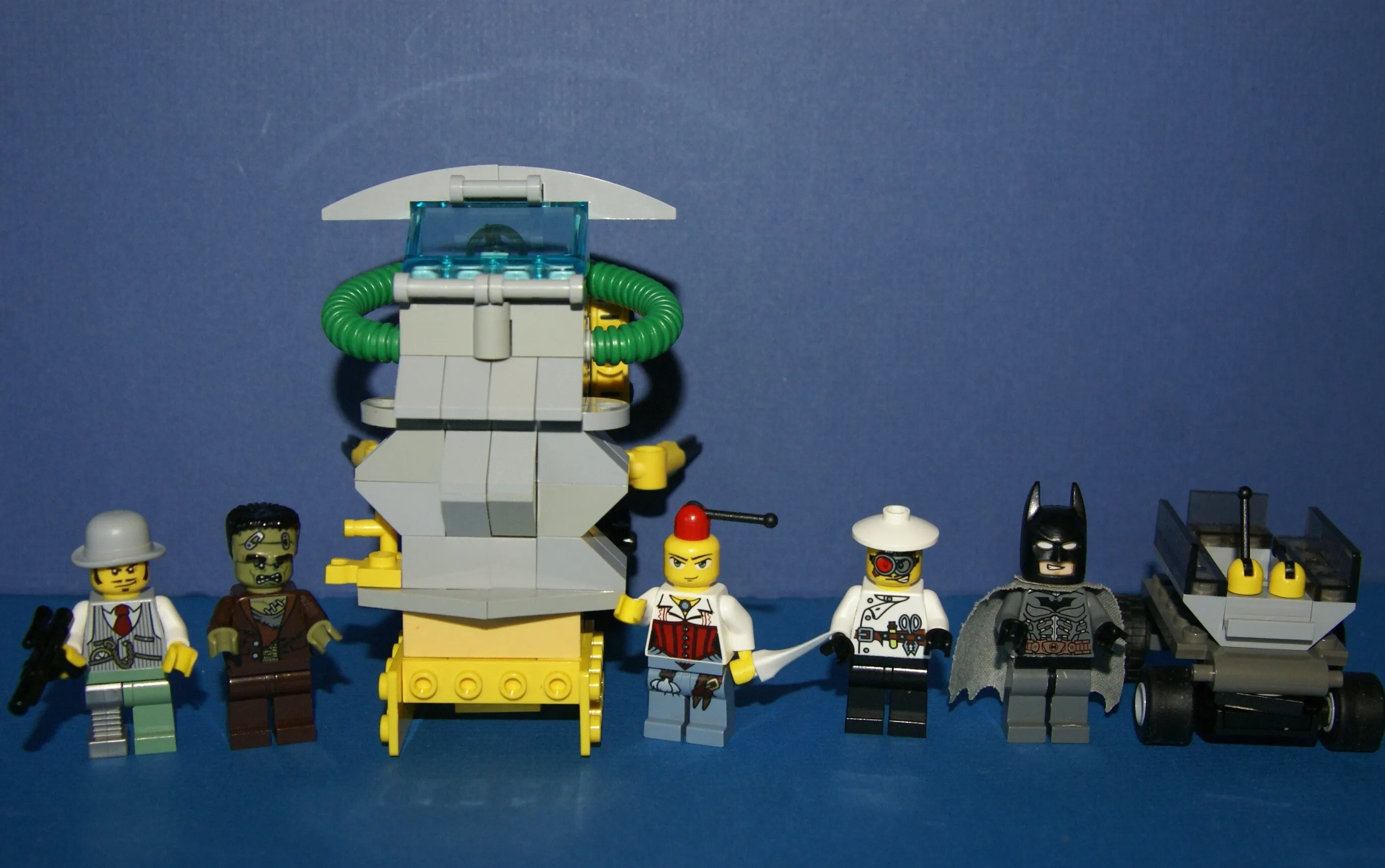 LEGO, 5 RARE RETIRED MINIFIGURES: MONSTER FIGHTERS VS BATMAN: DR RODNEY RATHBONE 9464, CRAZY SCIENTIST 9466, FRANKENSTEIN 9466, ANN LEE MOF002, GREY BATMAN WITH CAPE, WEAPONS ETC..  2 BUILDS,110 PCS MONSTER MAKING MACHINE, CAR (ITEM 57)