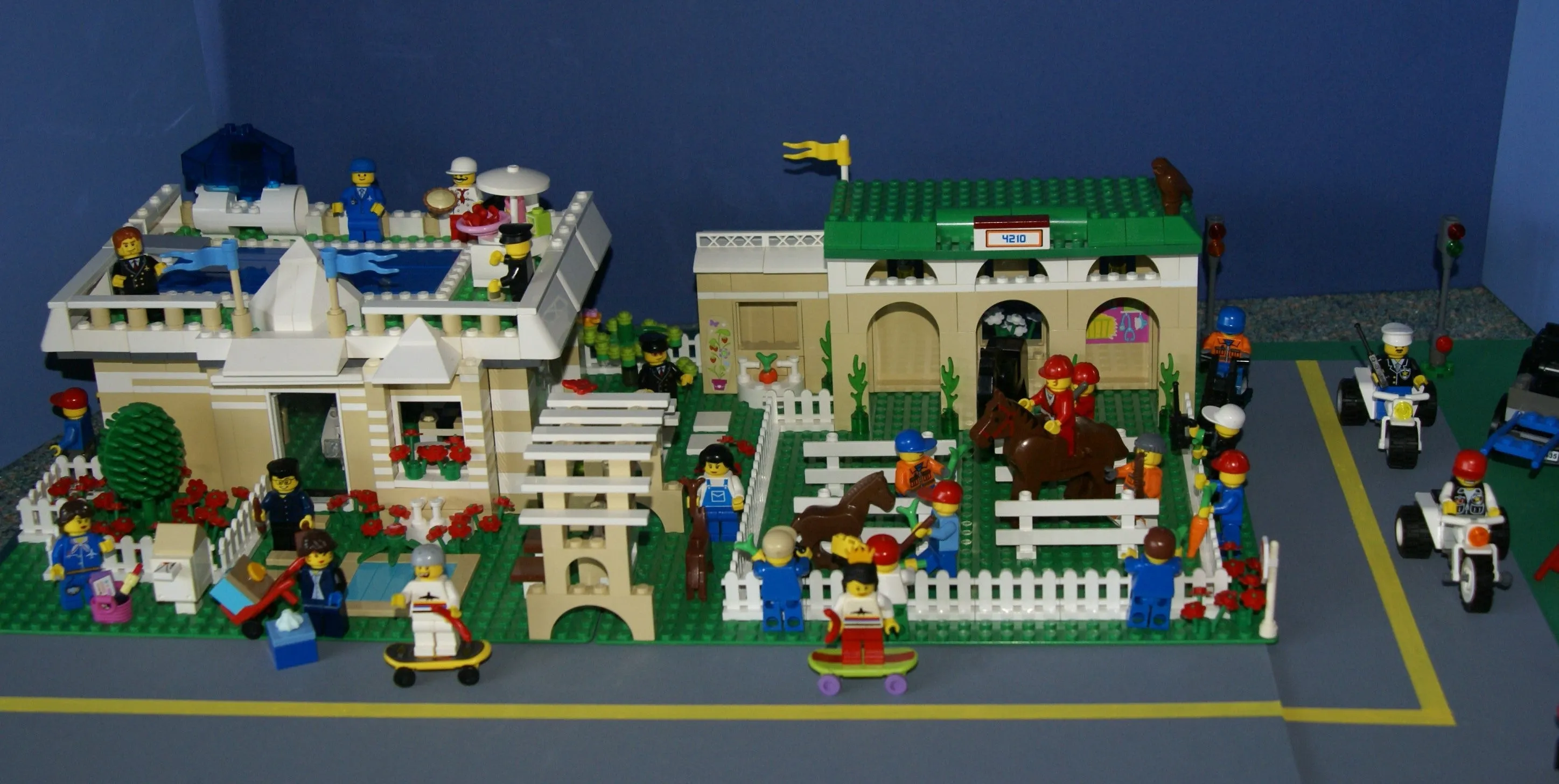 LEGO, 5 RARE RETIRED MINIFIGURES: MONSTER FIGHTERS VS BATMAN: DR RODNEY RATHBONE 9464, CRAZY SCIENTIST 9466, FRANKENSTEIN 9466, ANN LEE MOF002, GREY BATMAN WITH CAPE, WEAPONS ETC..  2 BUILDS,110 PCS MONSTER MAKING MACHINE, CAR (ITEM 57)