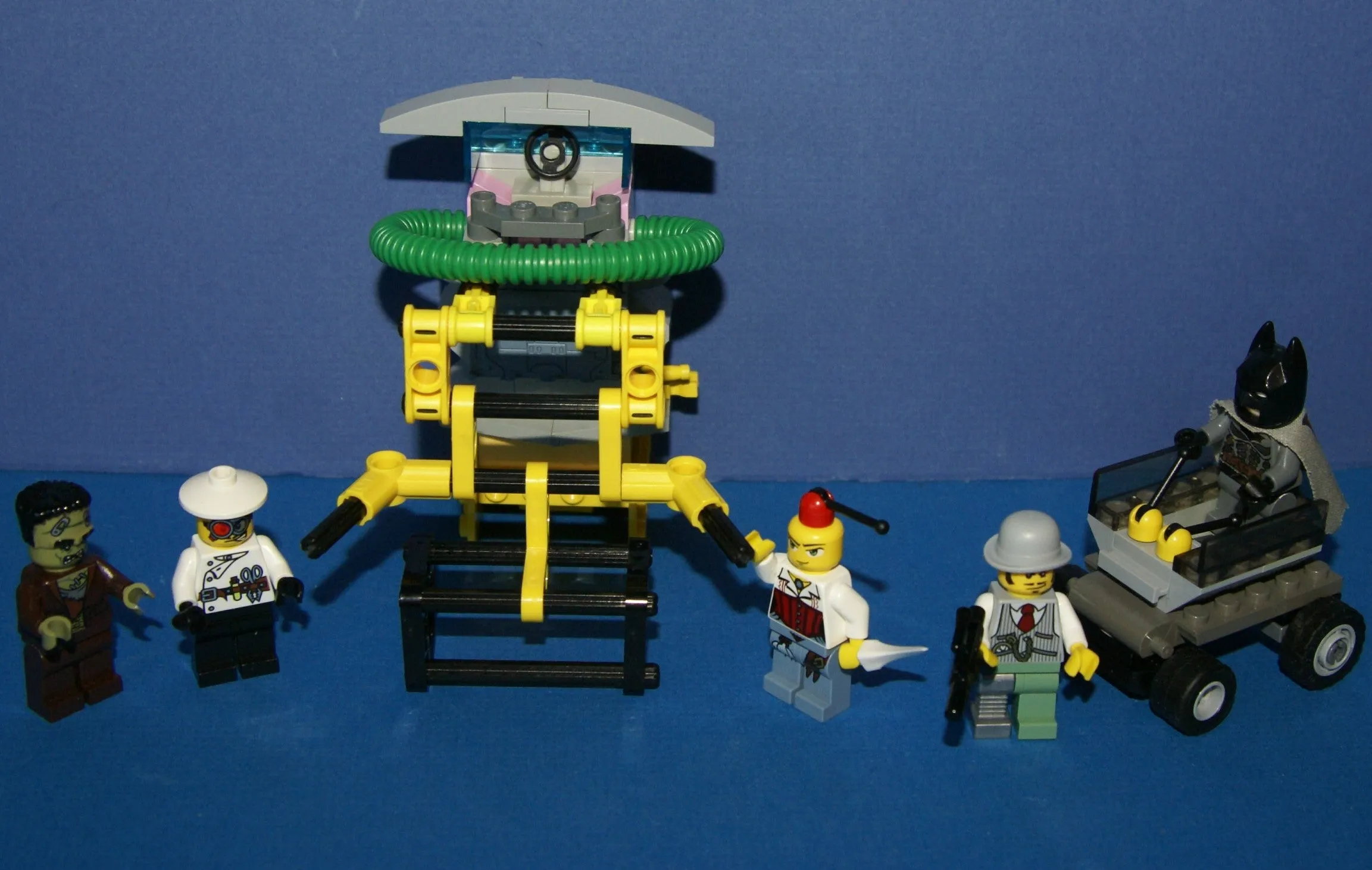LEGO, 5 RARE RETIRED MINIFIGURES: MONSTER FIGHTERS VS BATMAN: DR RODNEY RATHBONE 9464, CRAZY SCIENTIST 9466, FRANKENSTEIN 9466, ANN LEE MOF002, GREY BATMAN WITH CAPE, WEAPONS ETC..  2 BUILDS,110 PCS MONSTER MAKING MACHINE, CAR (ITEM 57)