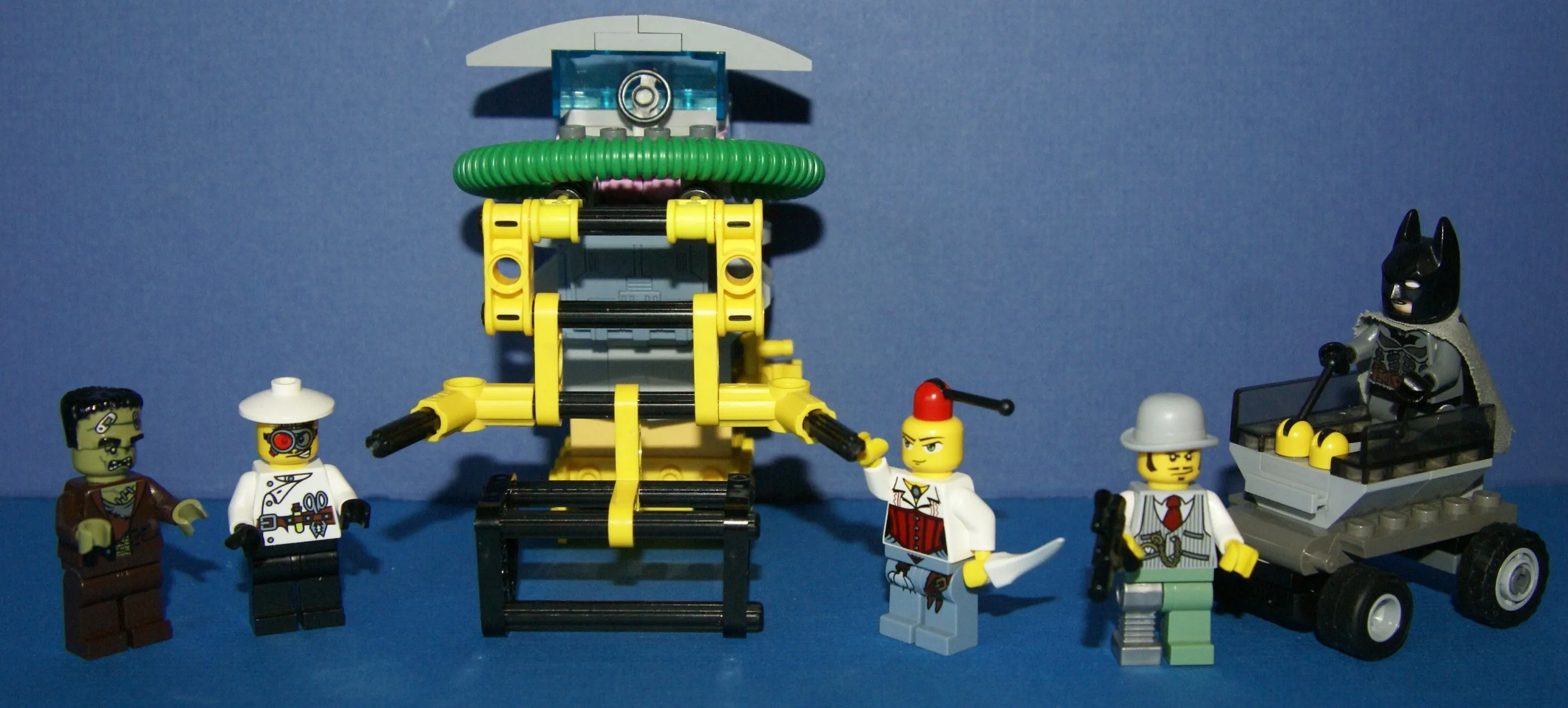 LEGO, 5 RARE RETIRED MINIFIGURES: MONSTER FIGHTERS VS BATMAN: DR RODNEY RATHBONE 9464, CRAZY SCIENTIST 9466, FRANKENSTEIN 9466, ANN LEE MOF002, GREY BATMAN WITH CAPE, WEAPONS ETC..  2 BUILDS,110 PCS MONSTER MAKING MACHINE, CAR (ITEM 57)