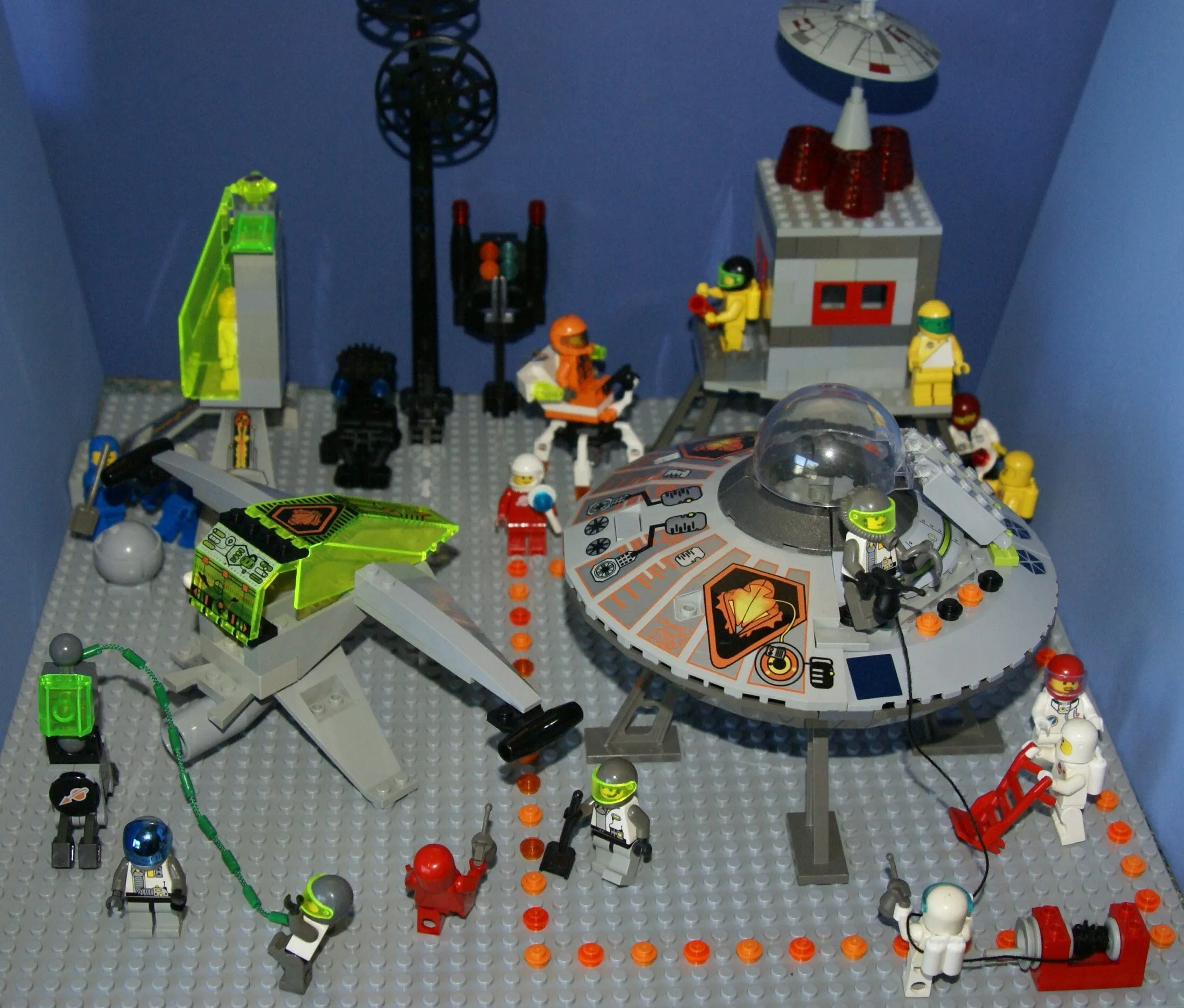 LEGO, 5 RARE RETIRED MINIFIGURES: MONSTER FIGHTERS VS BATMAN: DR RODNEY RATHBONE 9464, CRAZY SCIENTIST 9466, FRANKENSTEIN 9466, ANN LEE MOF002, GREY BATMAN WITH CAPE, WEAPONS ETC..  2 BUILDS,110 PCS MONSTER MAKING MACHINE, CAR (ITEM 57)