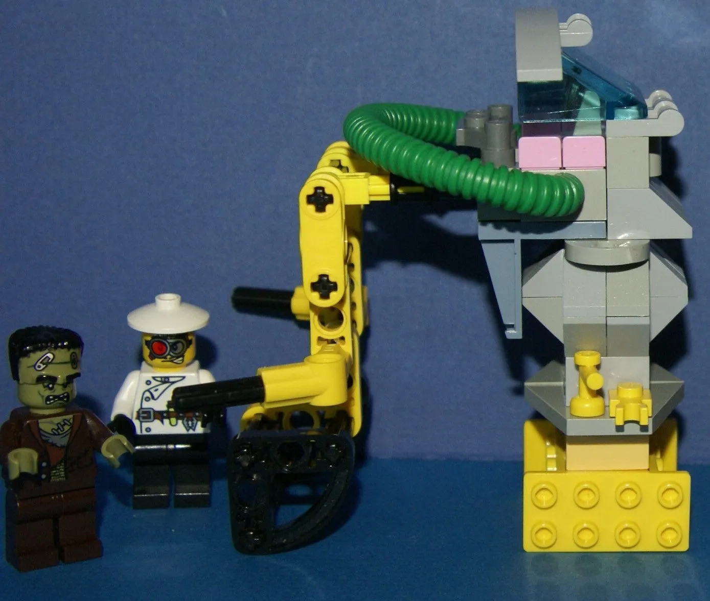 LEGO, 5 RARE RETIRED MINIFIGURES: MONSTER FIGHTERS VS BATMAN: DR RODNEY RATHBONE 9464, CRAZY SCIENTIST 9466, FRANKENSTEIN 9466, ANN LEE MOF002, GREY BATMAN WITH CAPE, WEAPONS ETC..  2 BUILDS,110 PCS MONSTER MAKING MACHINE, CAR (ITEM 57)
