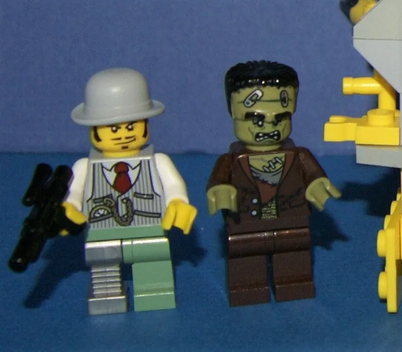 LEGO, 5 RARE RETIRED MINIFIGURES: MONSTER FIGHTERS VS BATMAN: DR RODNEY RATHBONE 9464, CRAZY SCIENTIST 9466, FRANKENSTEIN 9466, ANN LEE MOF002, GREY BATMAN WITH CAPE, WEAPONS ETC..  2 BUILDS,110 PCS MONSTER MAKING MACHINE, CAR (ITEM 57)