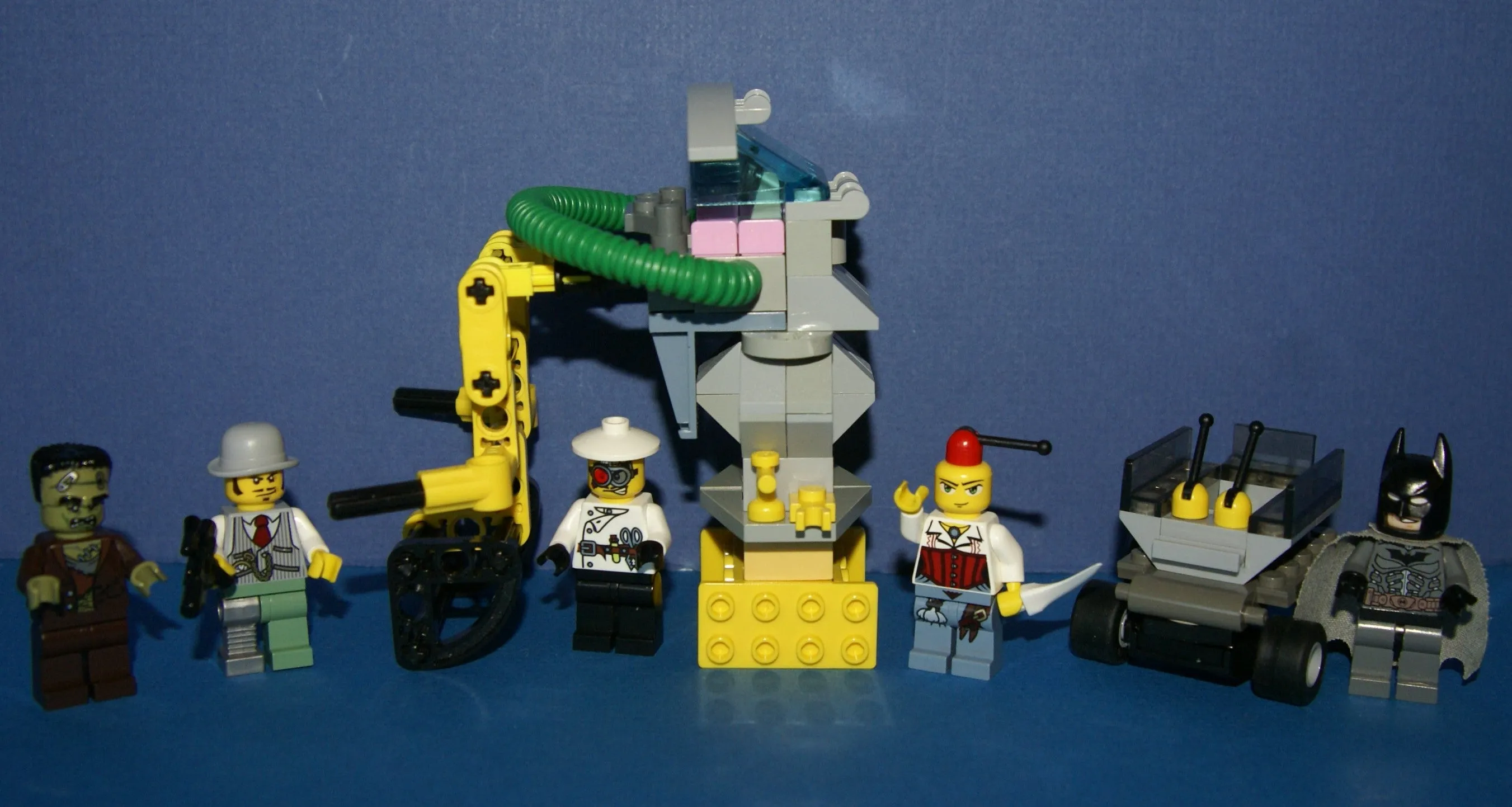 LEGO, 5 RARE RETIRED MINIFIGURES: MONSTER FIGHTERS VS BATMAN: DR RODNEY RATHBONE 9464, CRAZY SCIENTIST 9466, FRANKENSTEIN 9466, ANN LEE MOF002, GREY BATMAN WITH CAPE, WEAPONS ETC..  2 BUILDS,110 PCS MONSTER MAKING MACHINE, CAR (ITEM 57)